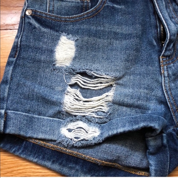 Bullhead Denim Ripped Mom Short - Picture 3 of 4